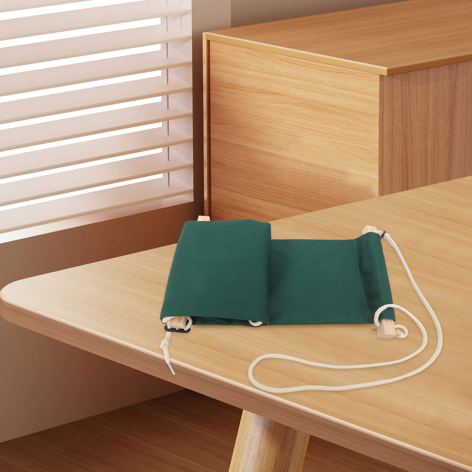 デスク下フットハンモック 人間工学に基づいた吊り下げ式フット - Under Desk Hammock のレビューと価格